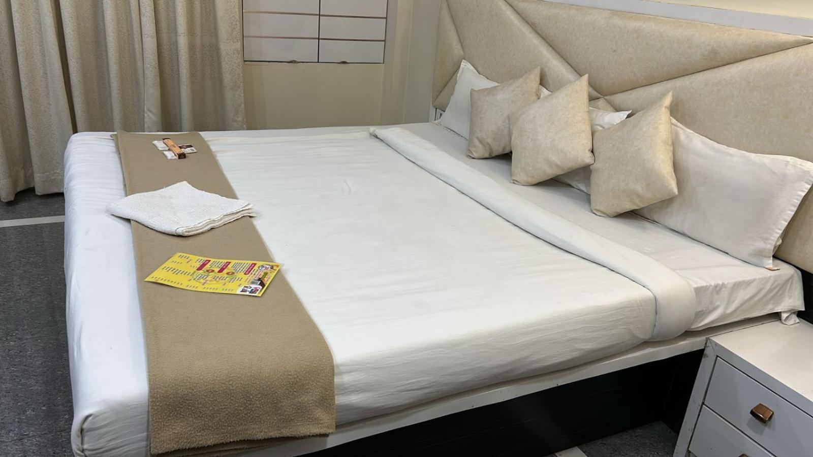 Hotel Empire اوجاين المظهر الخارجي الصورة